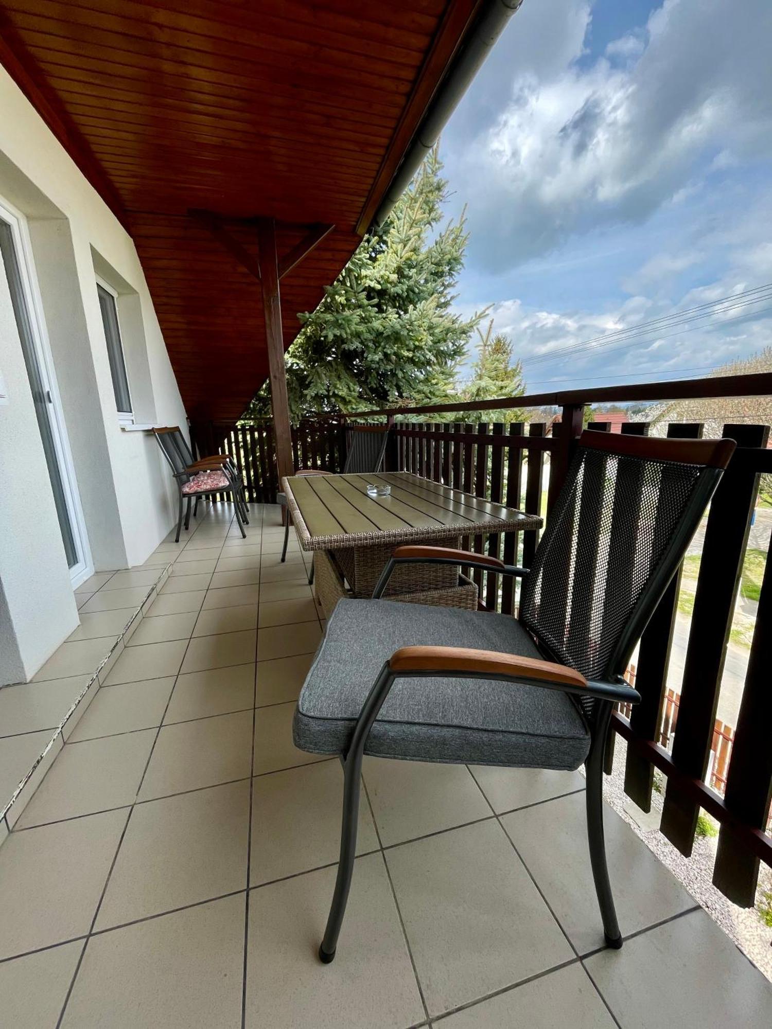 Villa Lili Apartments บาลาตอนเคเรสตูร์ ภายนอก รูปภาพ